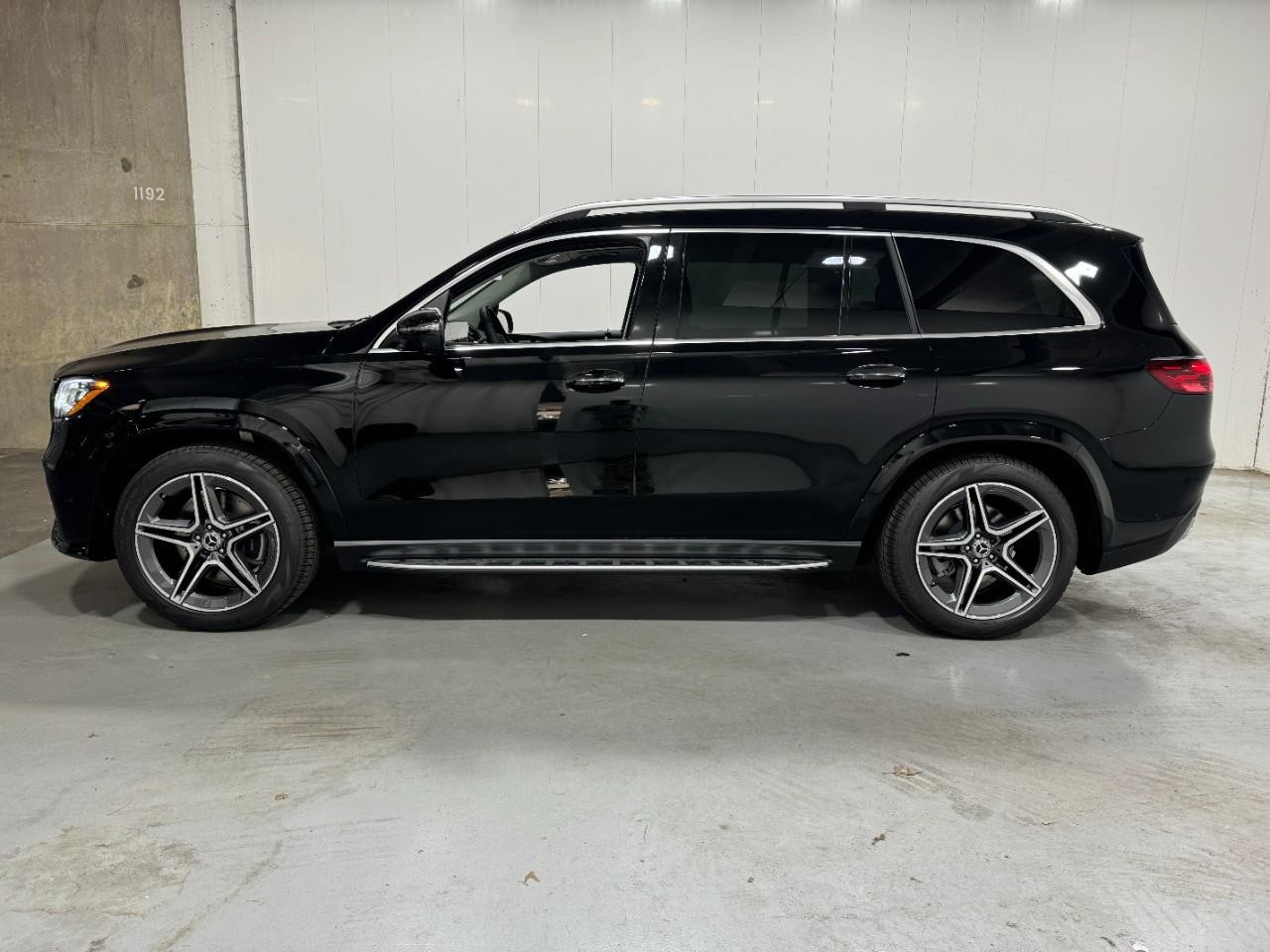 Mercedes-Benz GLS Vehicle Full-screen Gallery Image 2