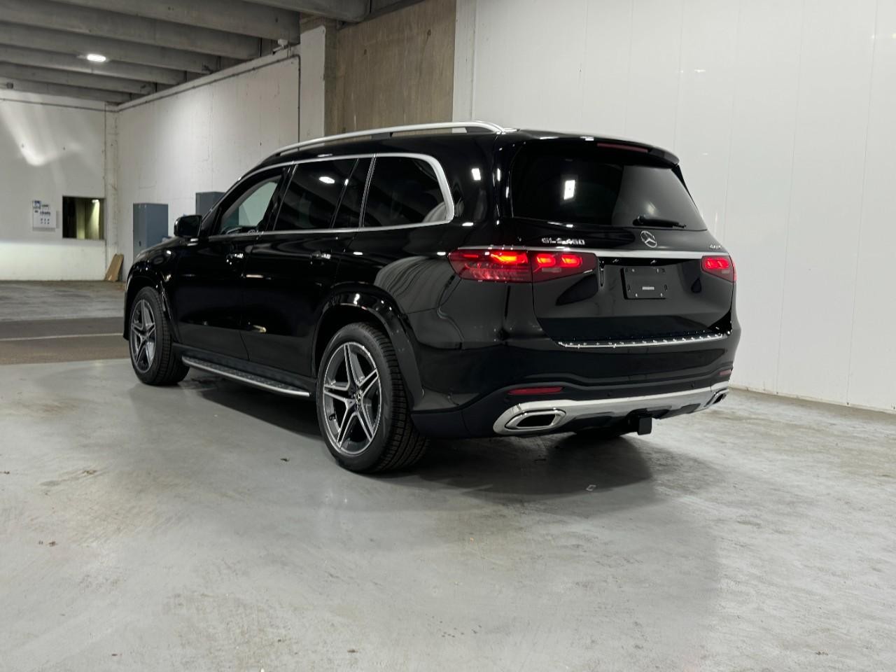 Mercedes-Benz GLS Vehicle Full-screen Gallery Image 3