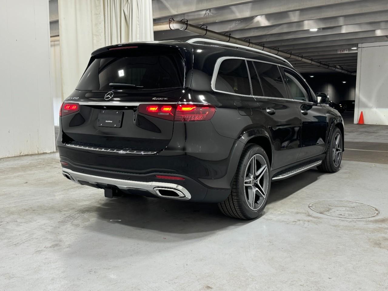 Mercedes-Benz GLS Vehicle Full-screen Gallery Image 4