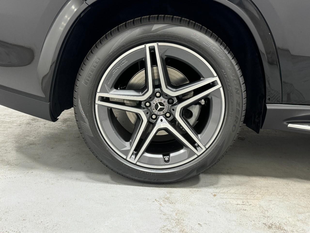 Mercedes-Benz GLS Vehicle Full-screen Gallery Image 5