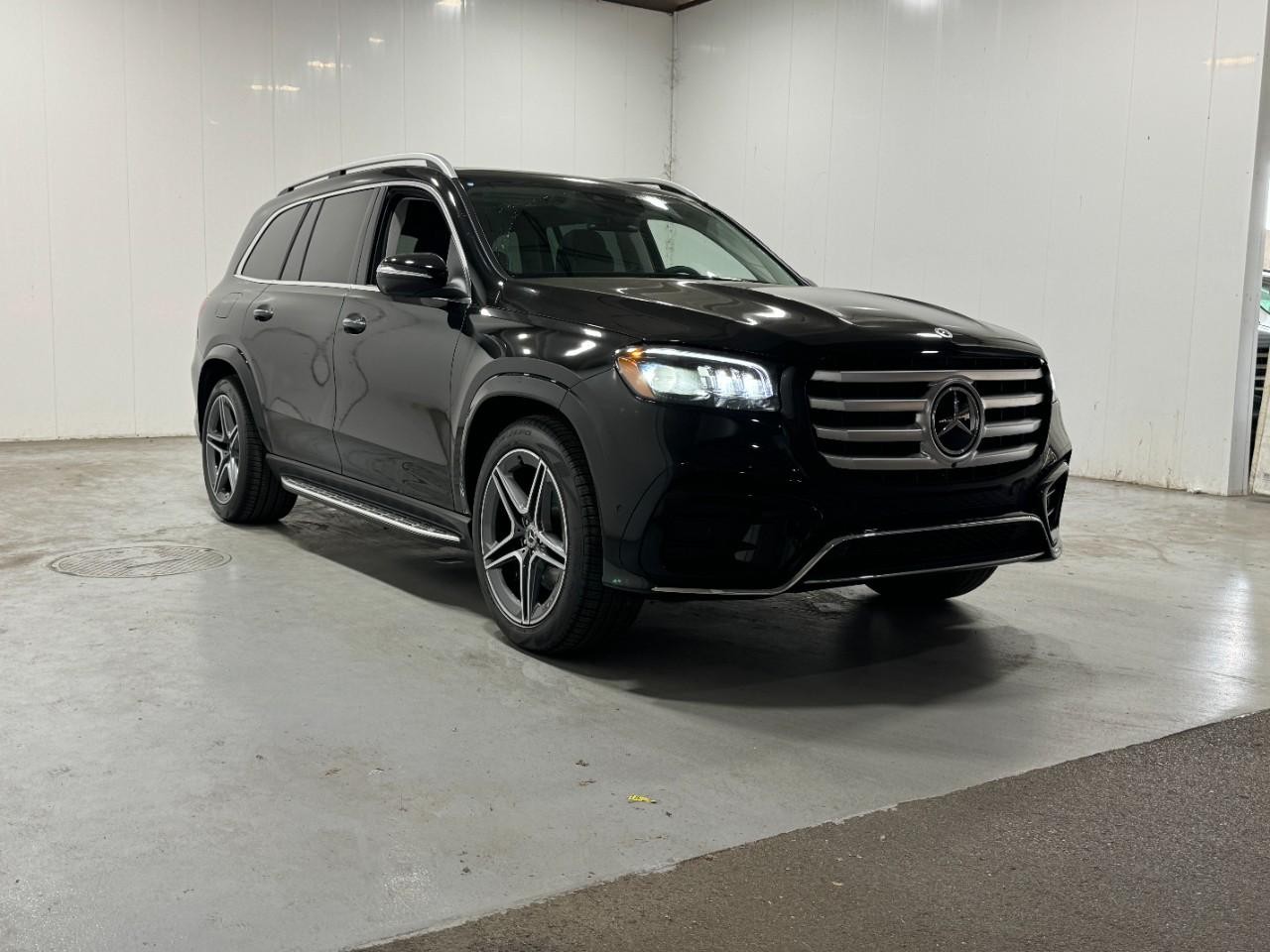 Mercedes-Benz GLS Vehicle Full-screen Gallery Image 6