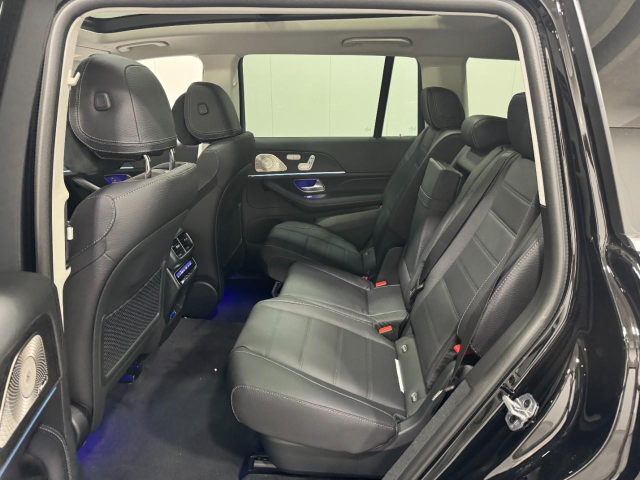 Mercedes-Benz GLS Vehicle Full-screen Gallery Image 9