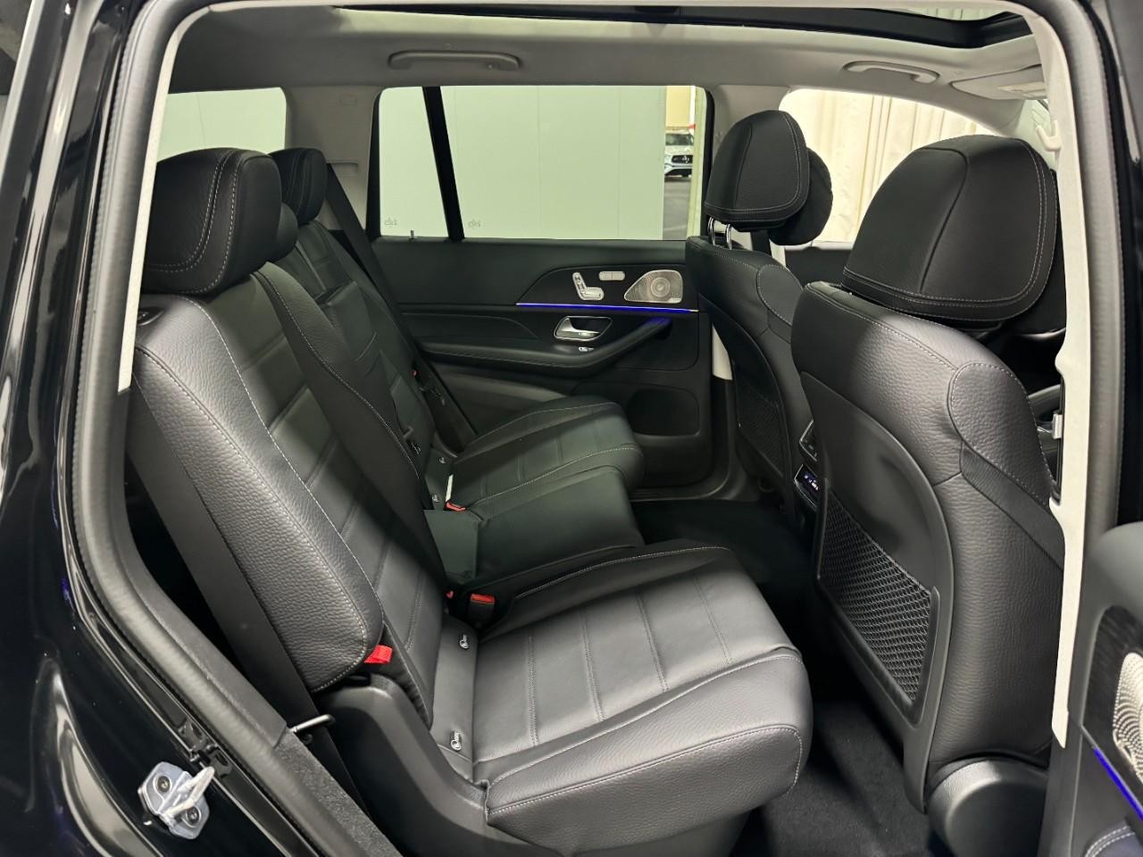 Mercedes-Benz GLS Vehicle Full-screen Gallery Image 12