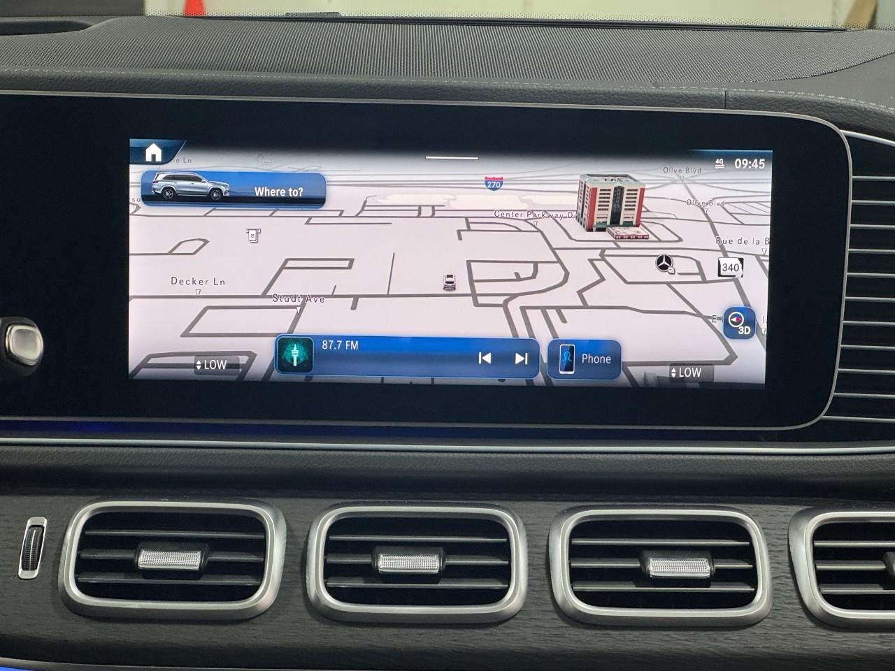 Mercedes-Benz GLS Vehicle Full-screen Gallery Image 17