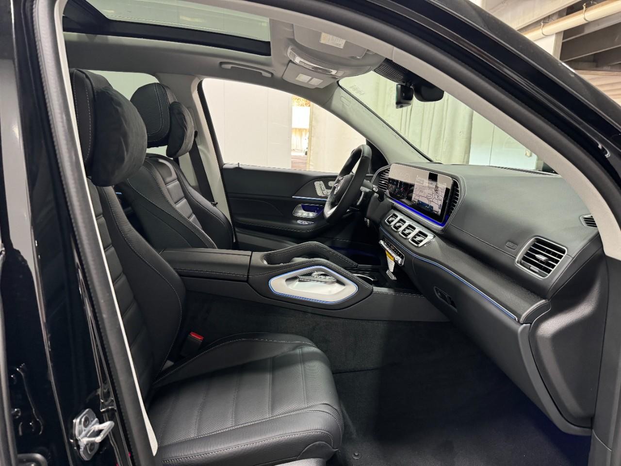 Mercedes-Benz GLS Vehicle Full-screen Gallery Image 21