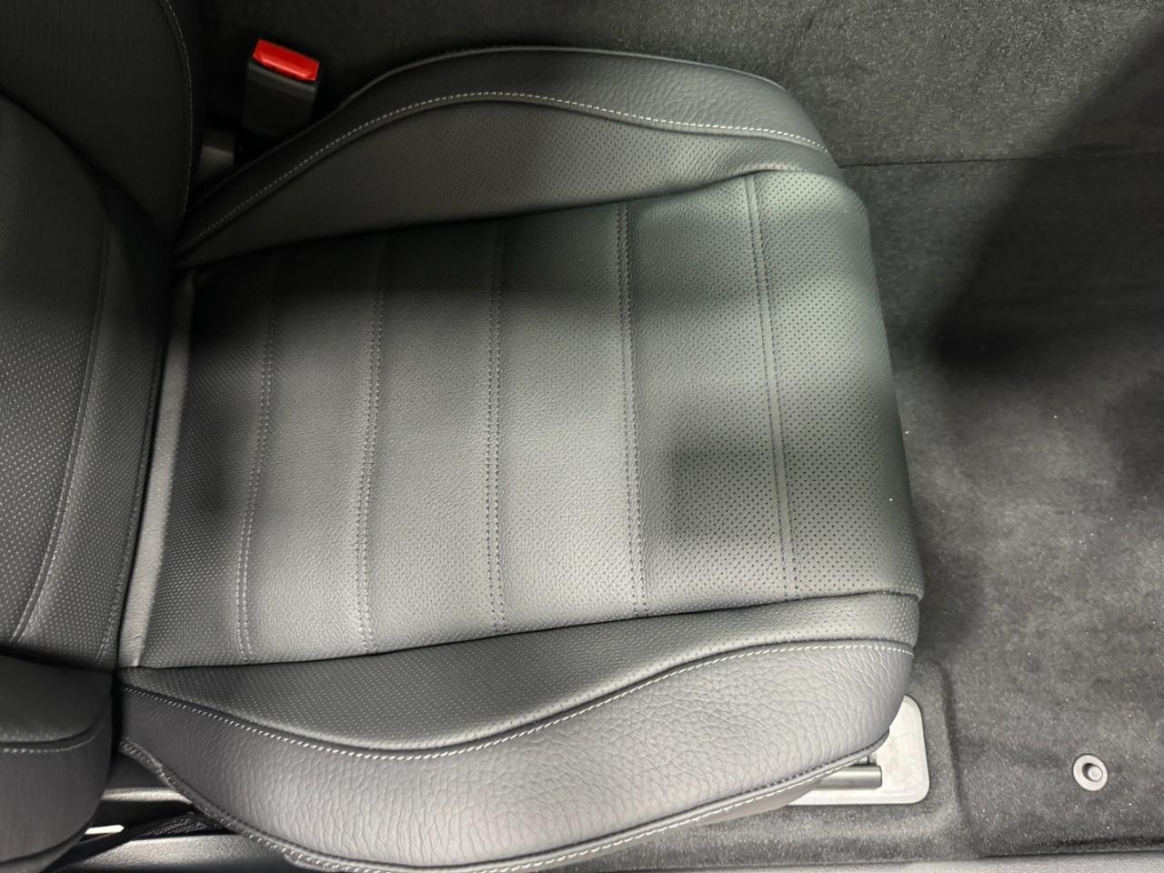 Mercedes-Benz GLS Vehicle Full-screen Gallery Image 22