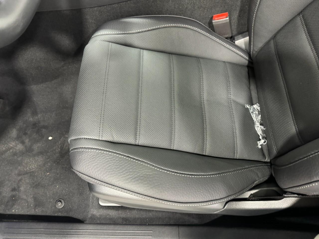 Mercedes-Benz GLS Vehicle Full-screen Gallery Image 32