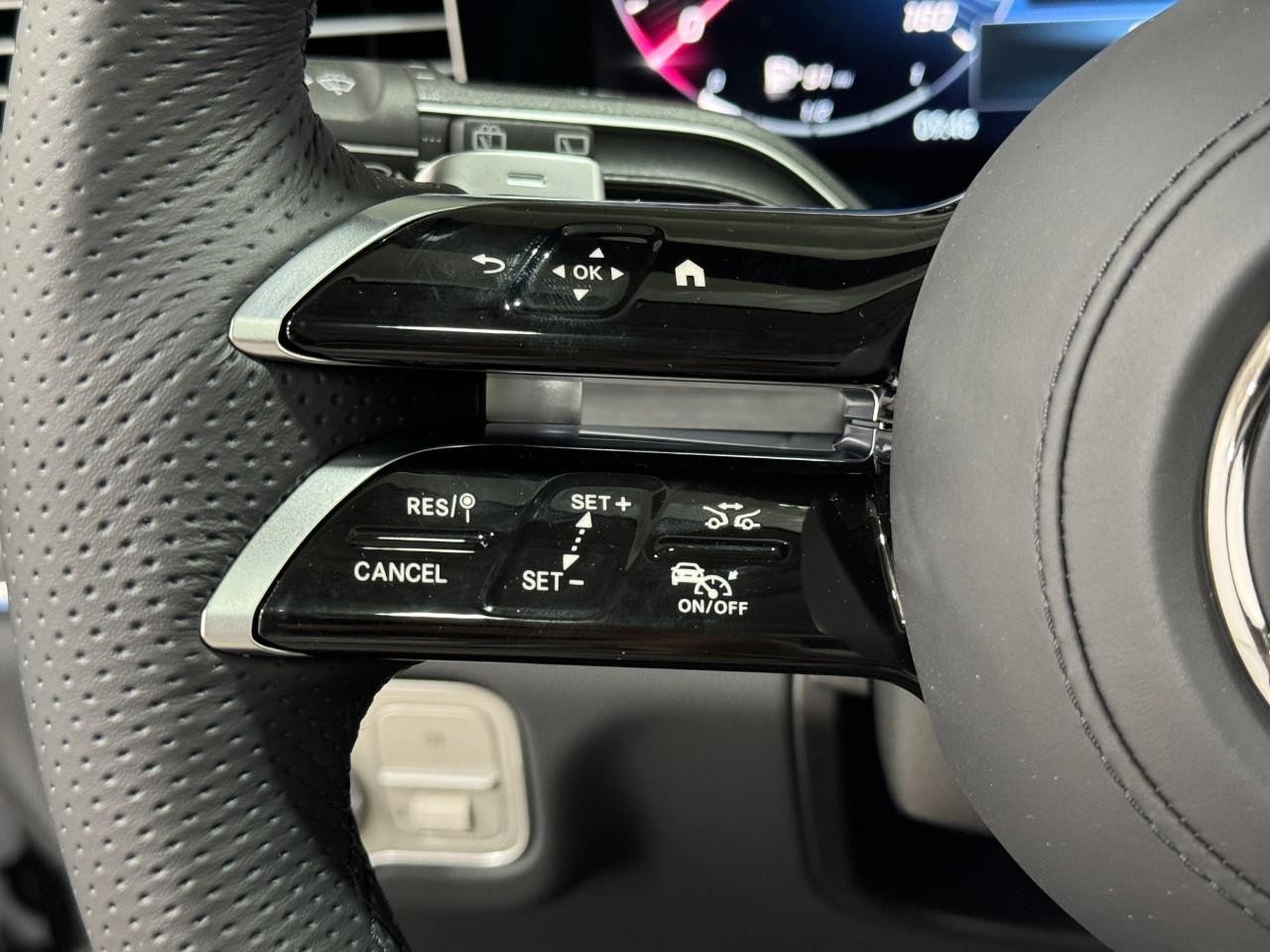 Mercedes-Benz GLS Vehicle Full-screen Gallery Image 34