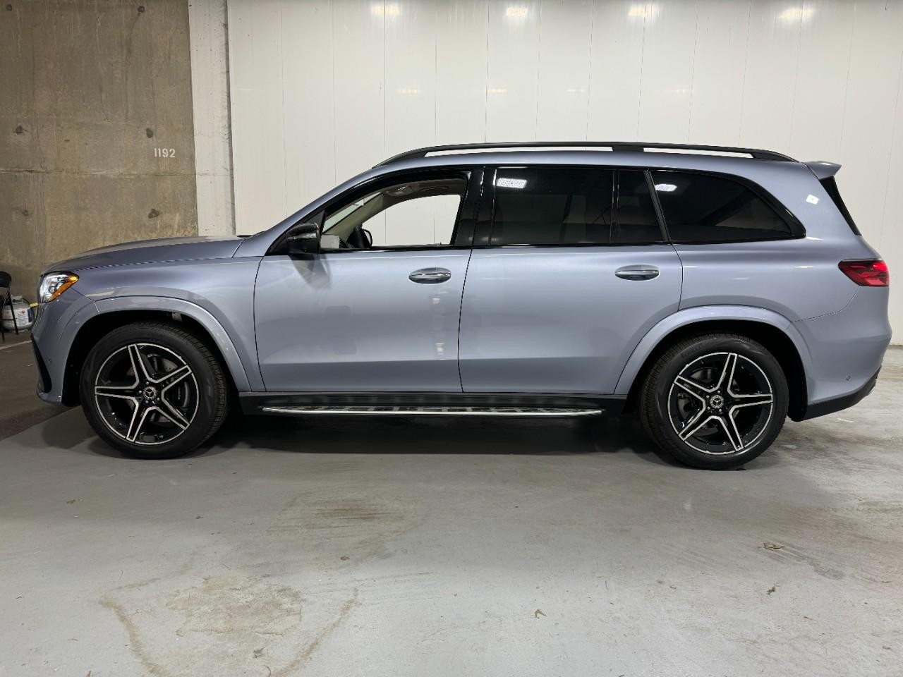 Mercedes-Benz GLS Vehicle Full-screen Gallery Image 2