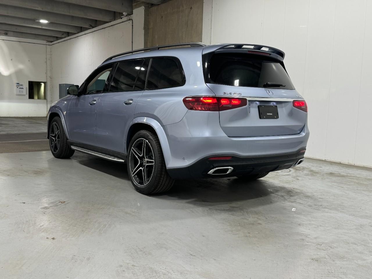 Mercedes-Benz GLS Vehicle Full-screen Gallery Image 3