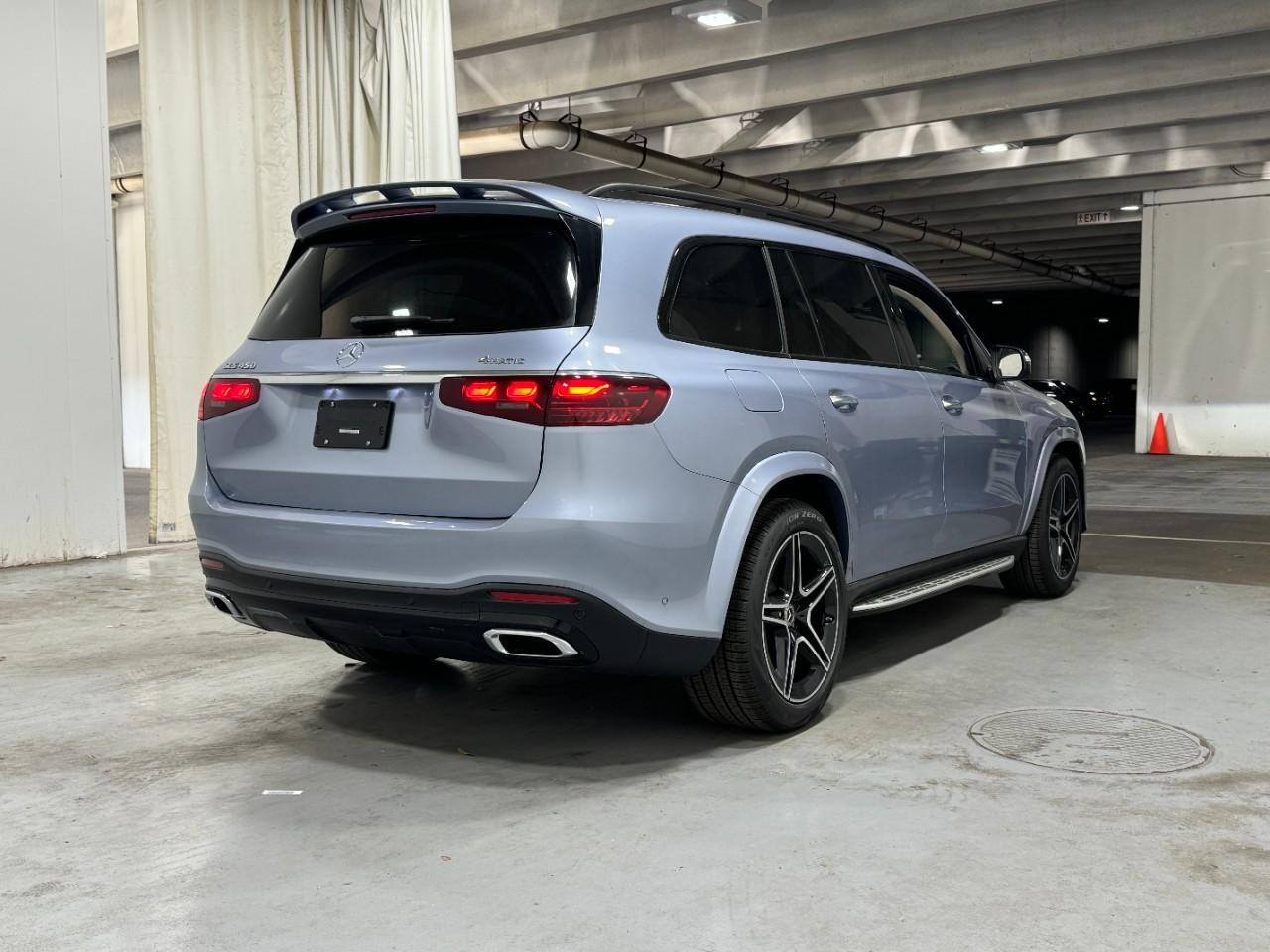 Mercedes-Benz GLS Vehicle Full-screen Gallery Image 4