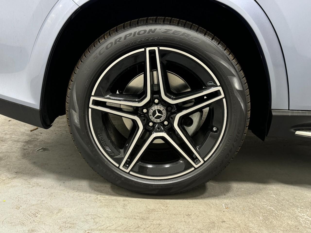 Mercedes-Benz GLS Vehicle Full-screen Gallery Image 5