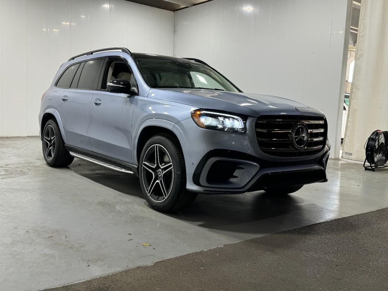 Mercedes-Benz GLS Vehicle Full-screen Gallery Image 6