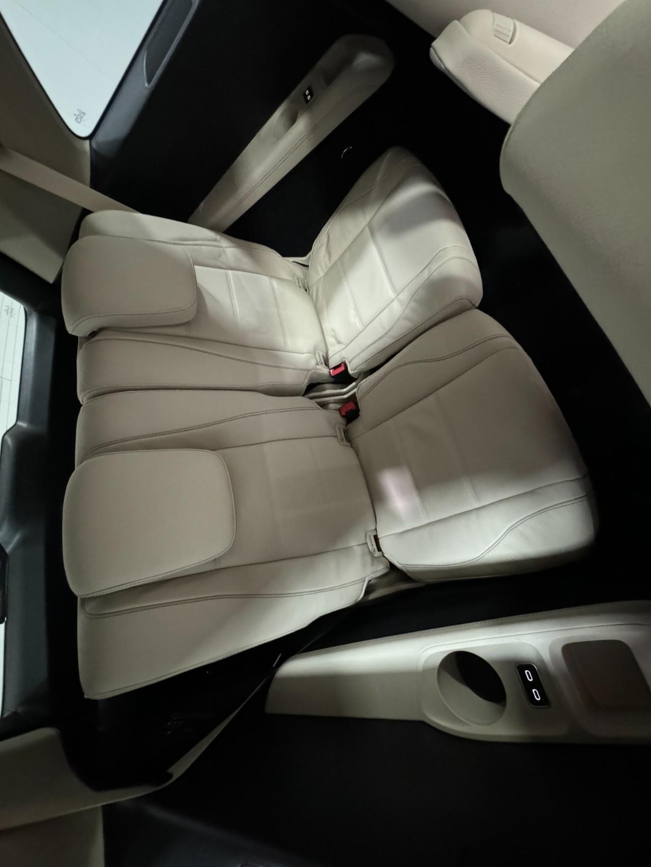 Mercedes-Benz GLS Vehicle Full-screen Gallery Image 11