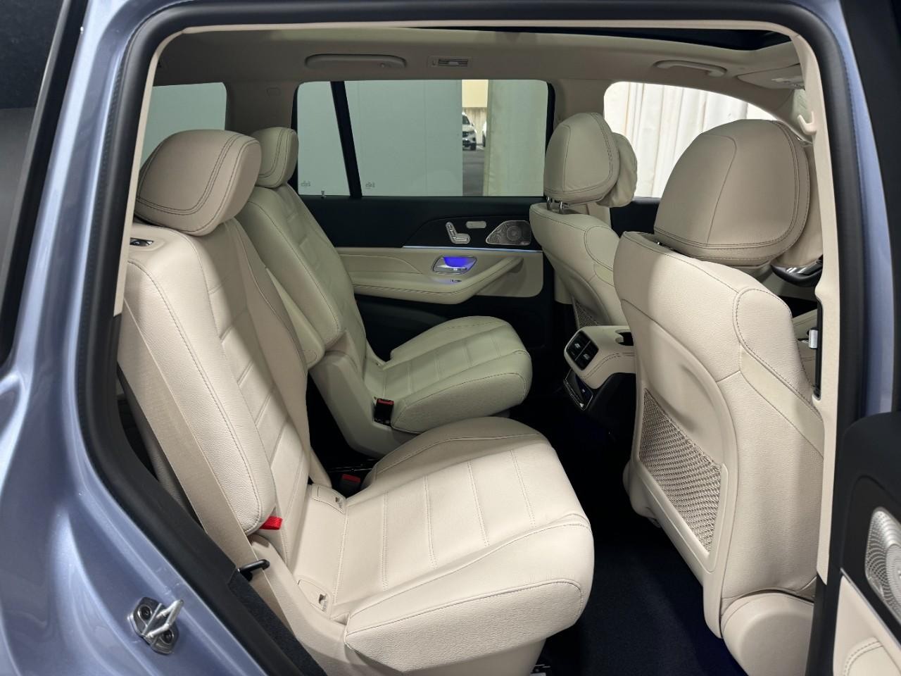 Mercedes-Benz GLS Vehicle Full-screen Gallery Image 12