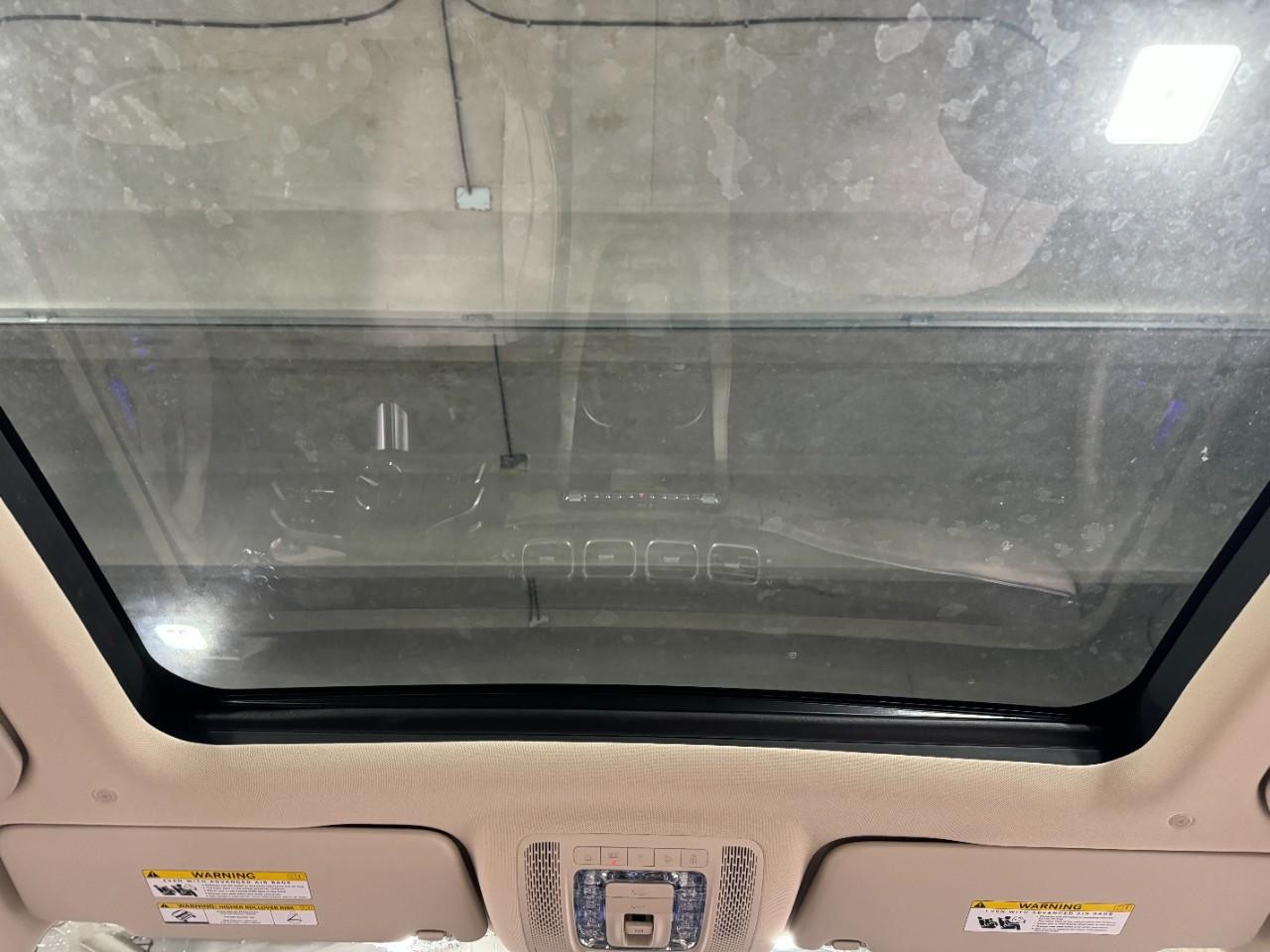 Mercedes-Benz GLS Vehicle Full-screen Gallery Image 14