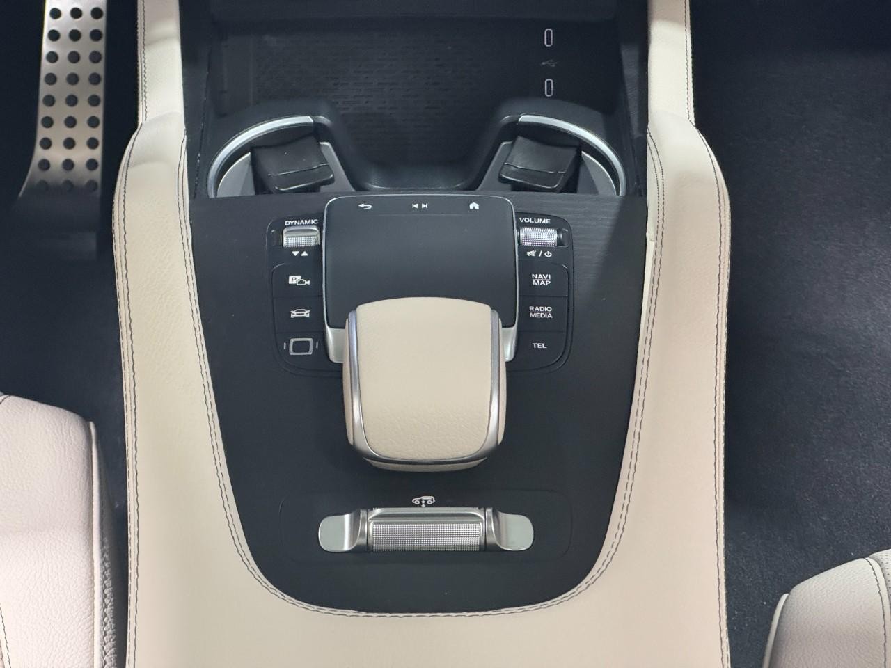 Mercedes-Benz GLS Vehicle Full-screen Gallery Image 19