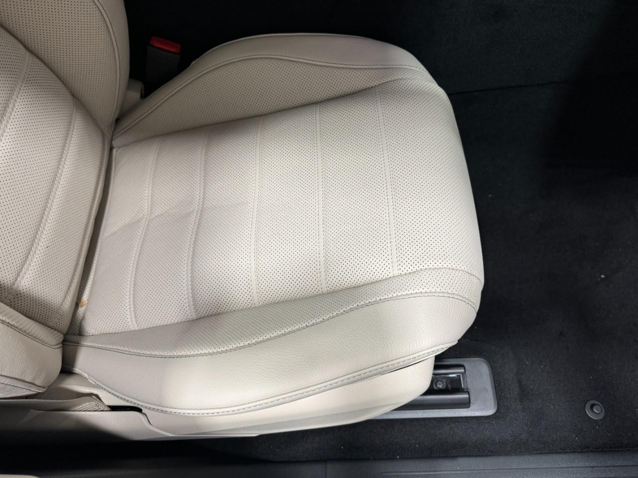 Mercedes-Benz GLS Vehicle Full-screen Gallery Image 22