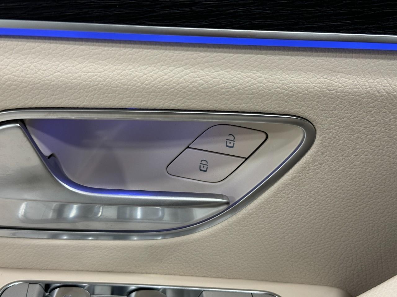 Mercedes-Benz GLS Vehicle Full-screen Gallery Image 28