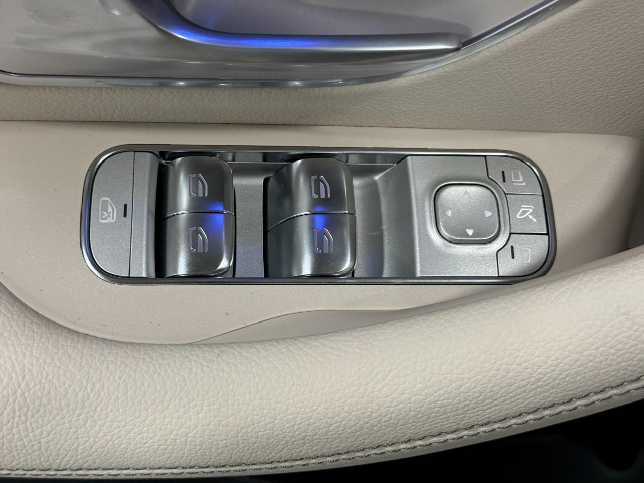 Mercedes-Benz GLS Vehicle Full-screen Gallery Image 29