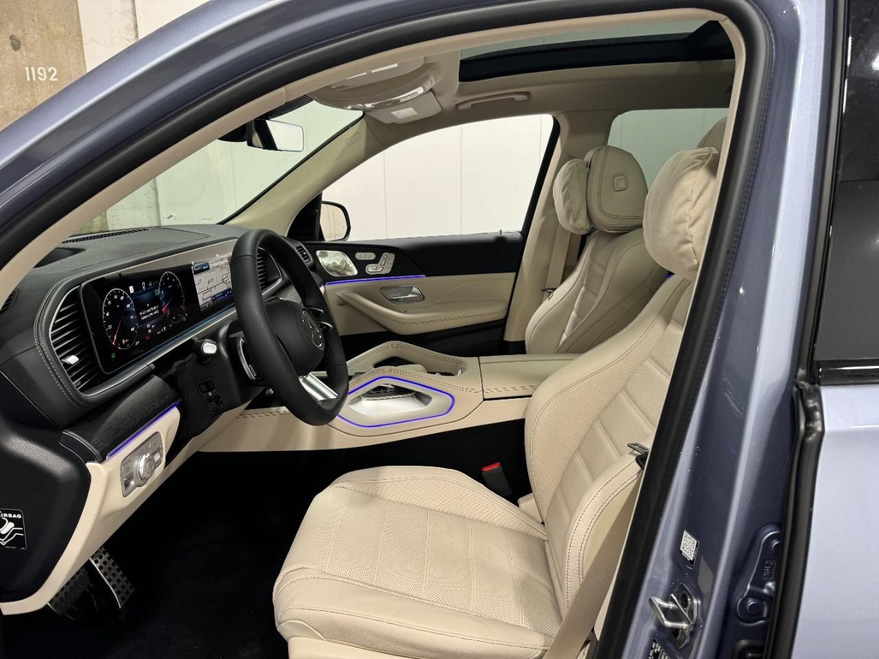 Mercedes-Benz GLS Vehicle Full-screen Gallery Image 31