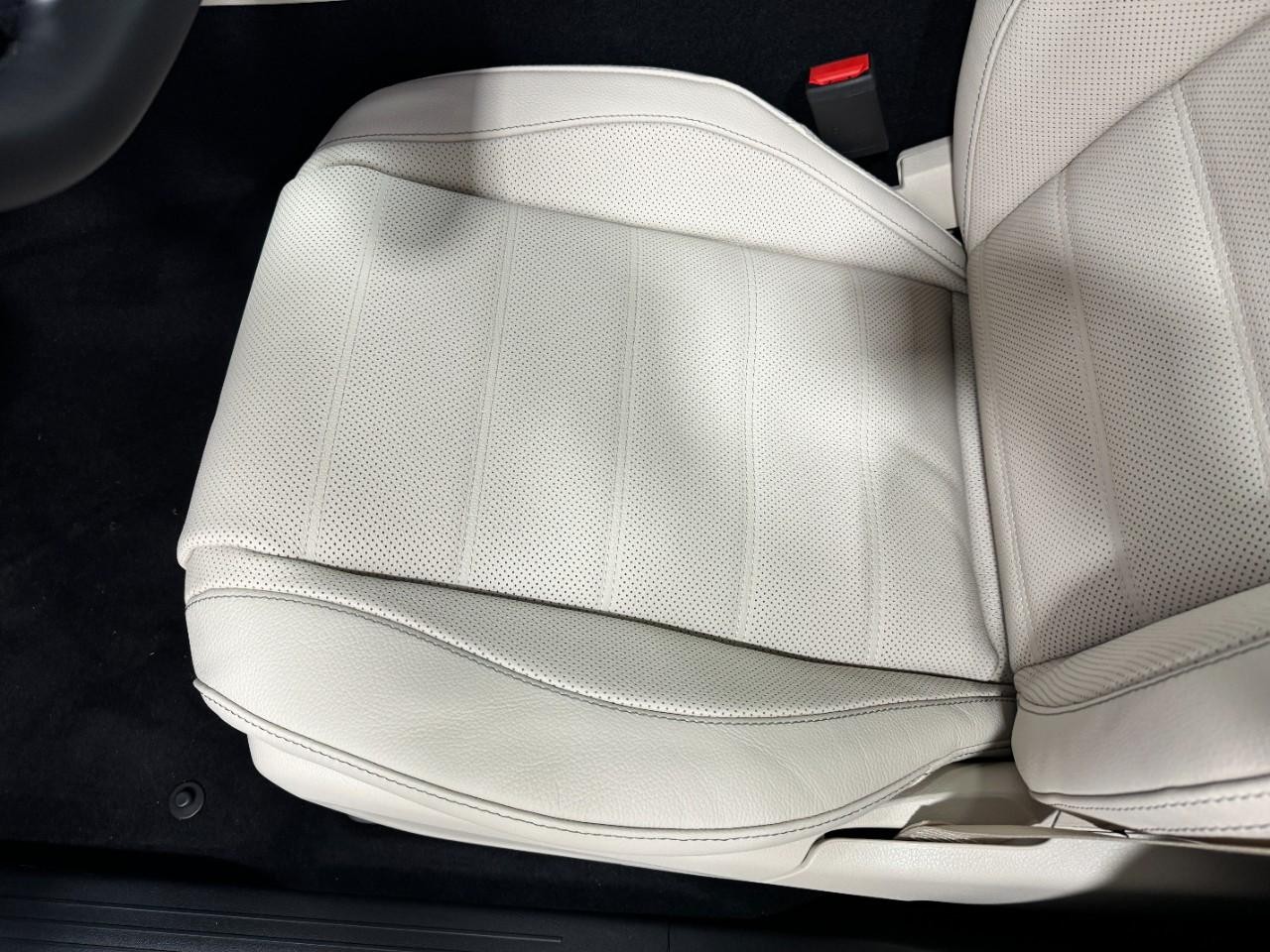 Mercedes-Benz GLS Vehicle Full-screen Gallery Image 32