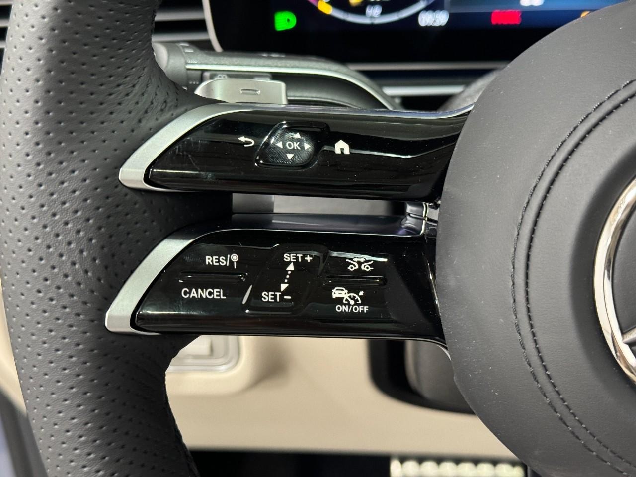 Mercedes-Benz GLS Vehicle Full-screen Gallery Image 34