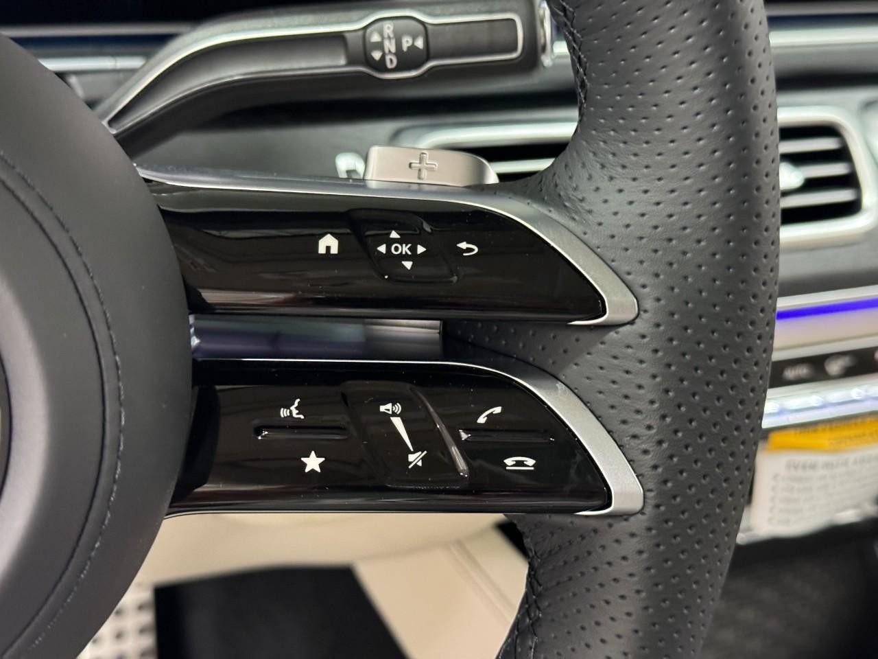 Mercedes-Benz GLS Vehicle Full-screen Gallery Image 35