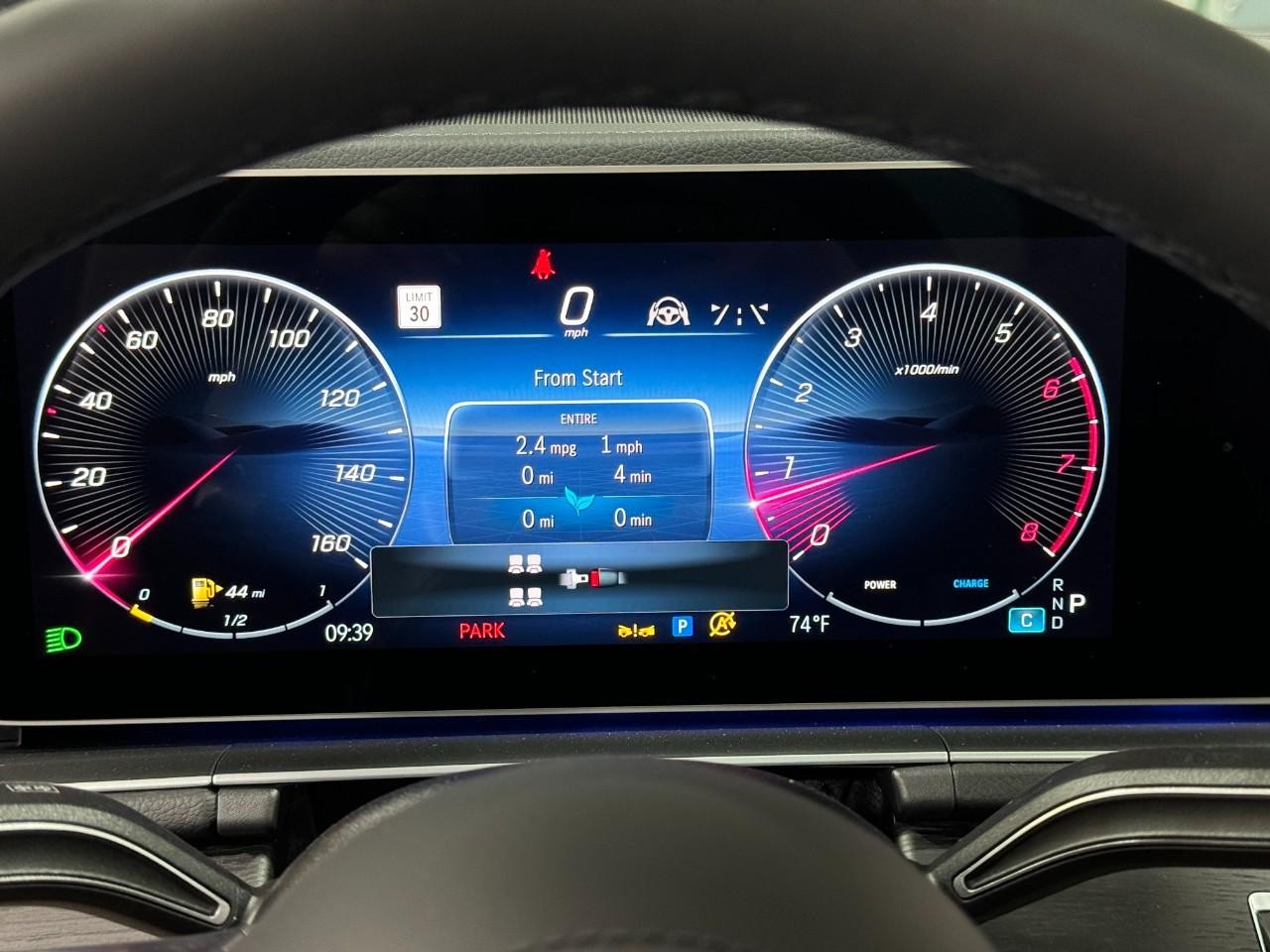 Mercedes-Benz GLS Vehicle Full-screen Gallery Image 36