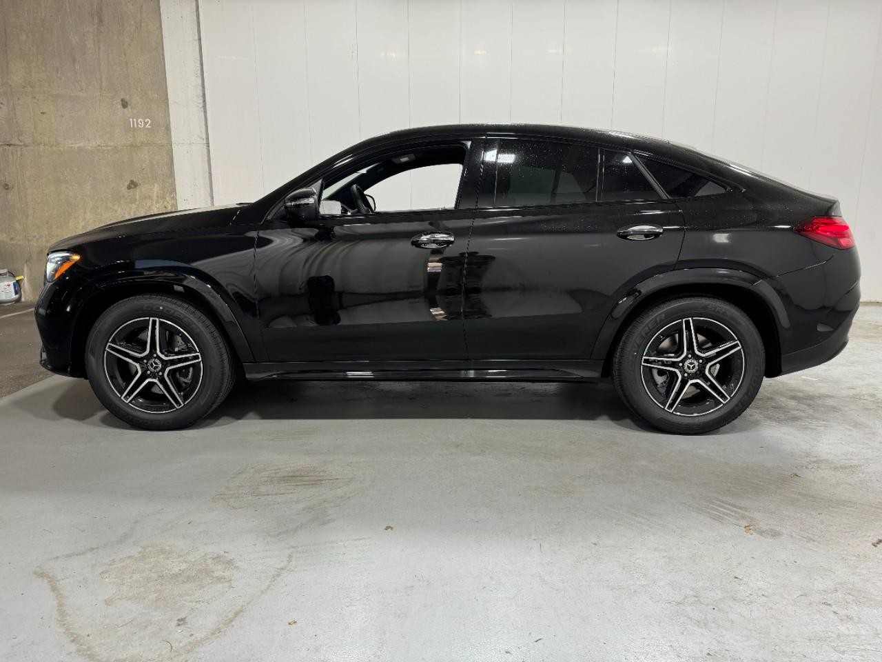 Mercedes-Benz GLE Vehicle Full-screen Gallery Image 2