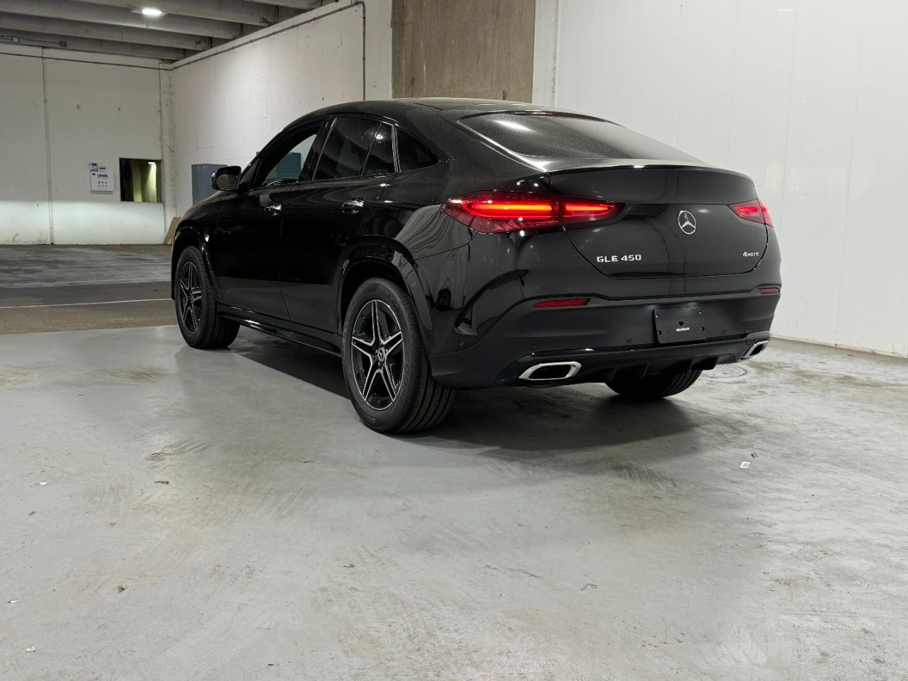 Mercedes-Benz GLE Vehicle Full-screen Gallery Image 3