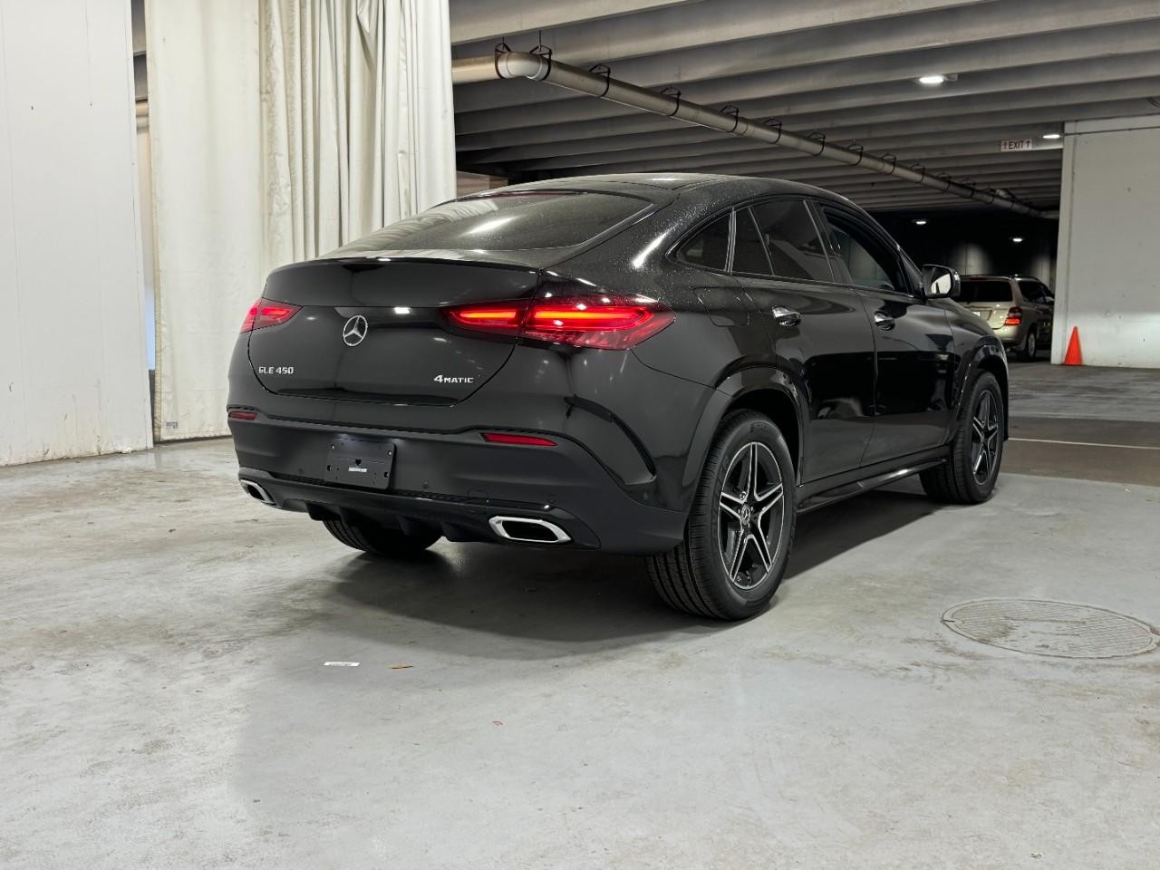 Mercedes-Benz GLE Vehicle Full-screen Gallery Image 4