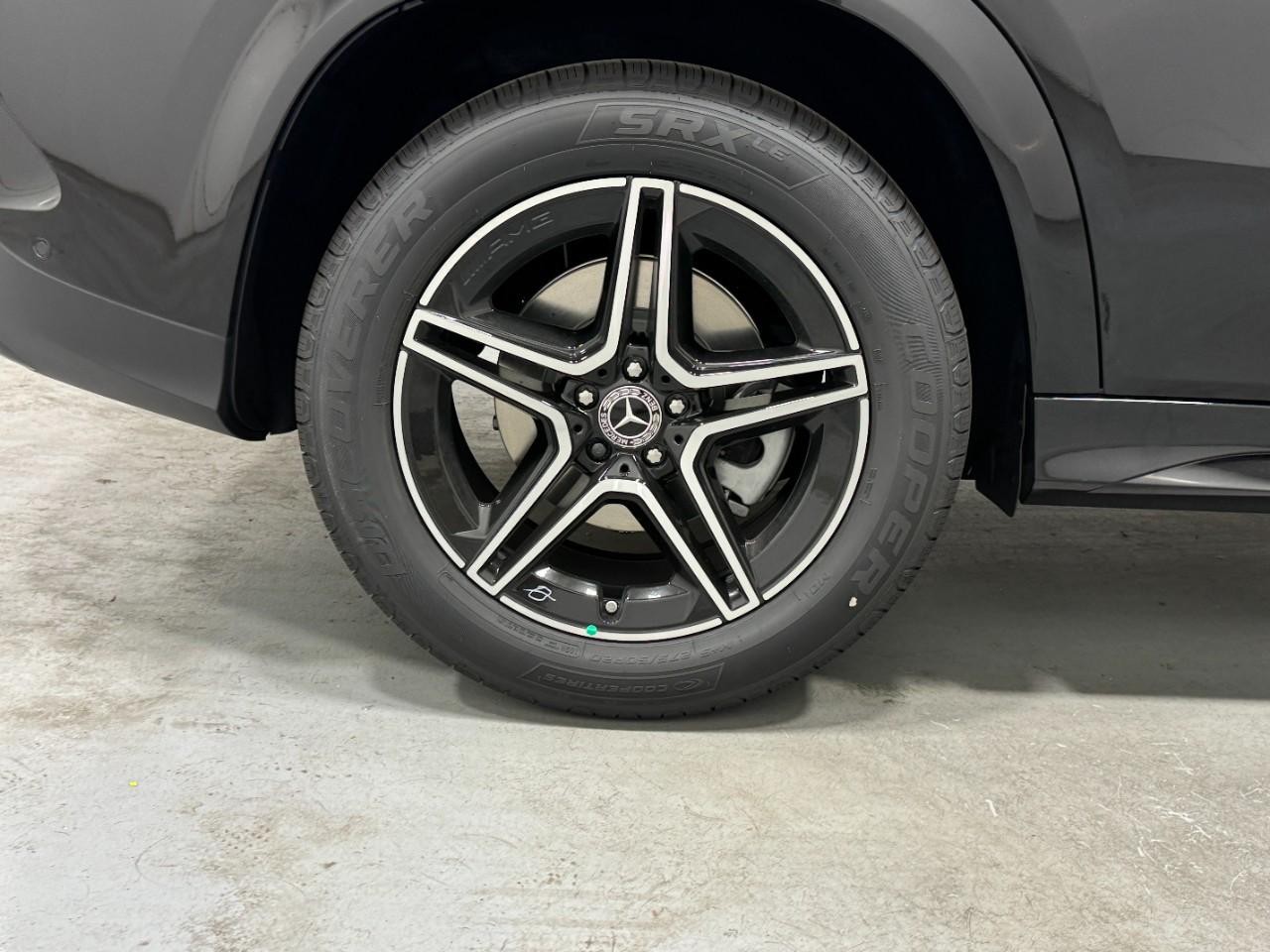 Mercedes-Benz GLE Vehicle Full-screen Gallery Image 5