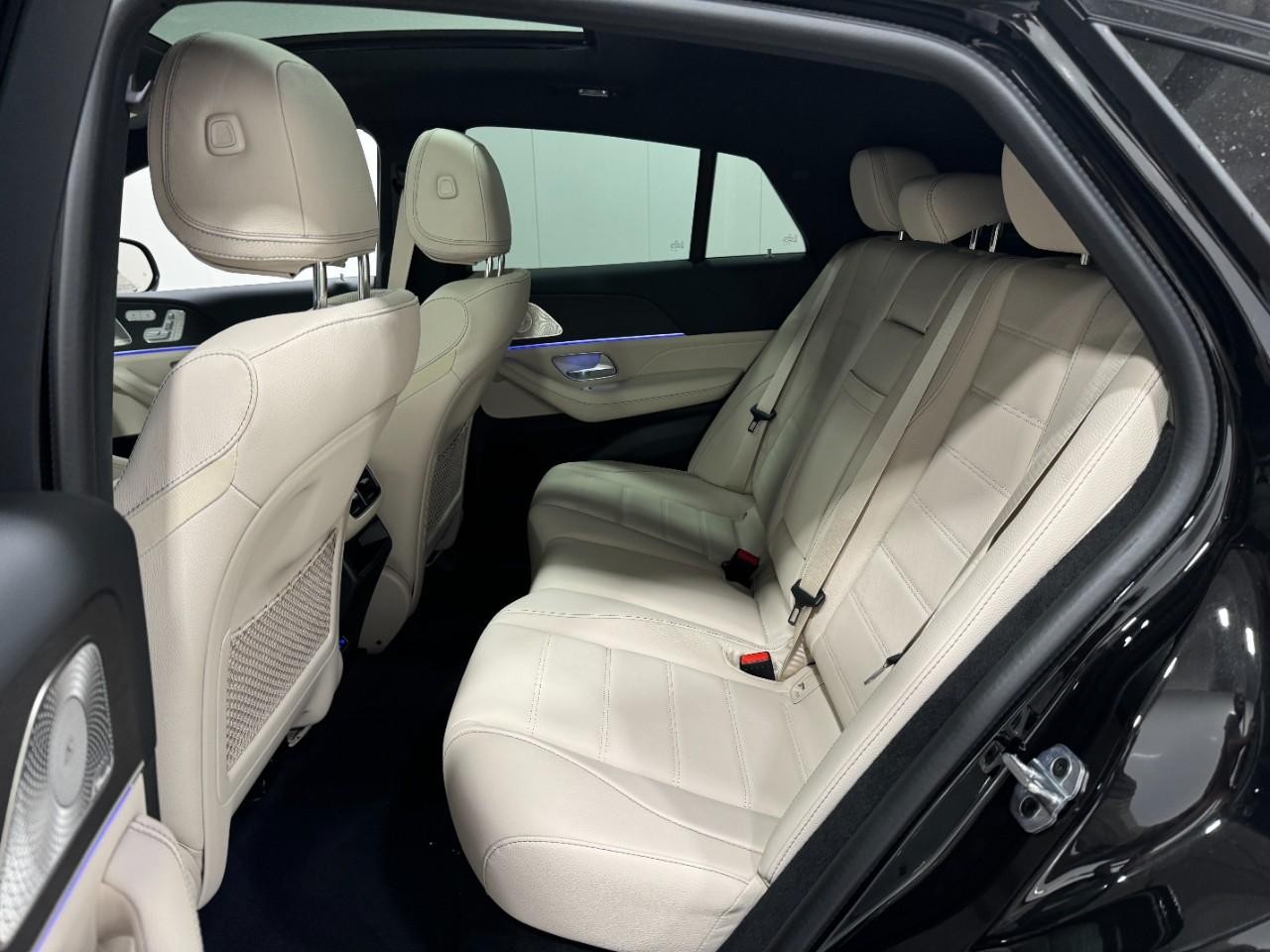 Mercedes-Benz GLE Vehicle Full-screen Gallery Image 8