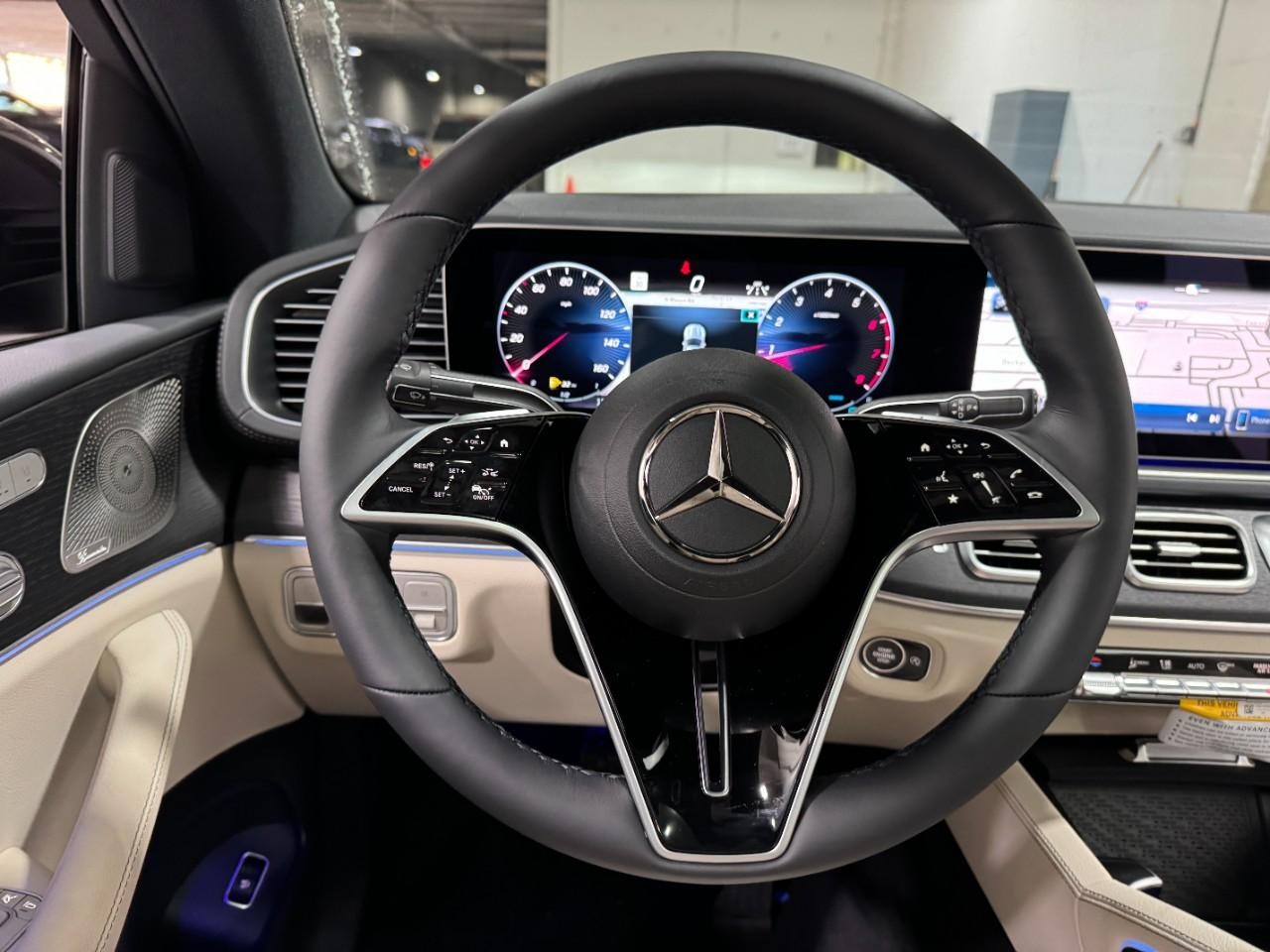 Mercedes-Benz GLE Vehicle Full-screen Gallery Image 13