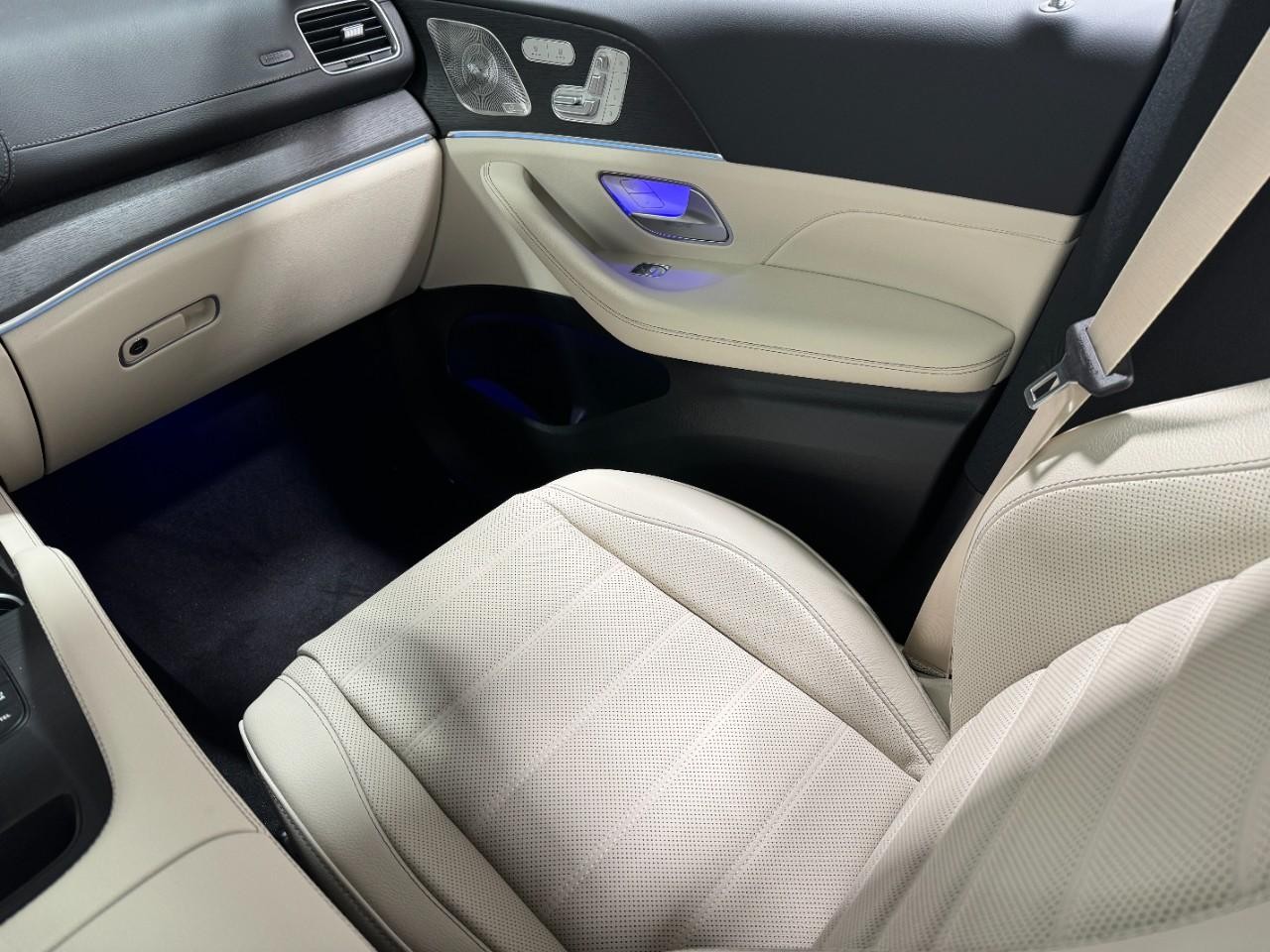 Mercedes-Benz GLE Vehicle Full-screen Gallery Image 17