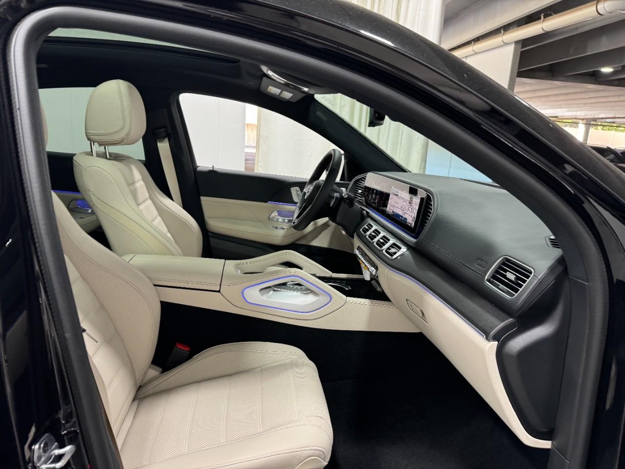 Mercedes-Benz GLE Vehicle Full-screen Gallery Image 18