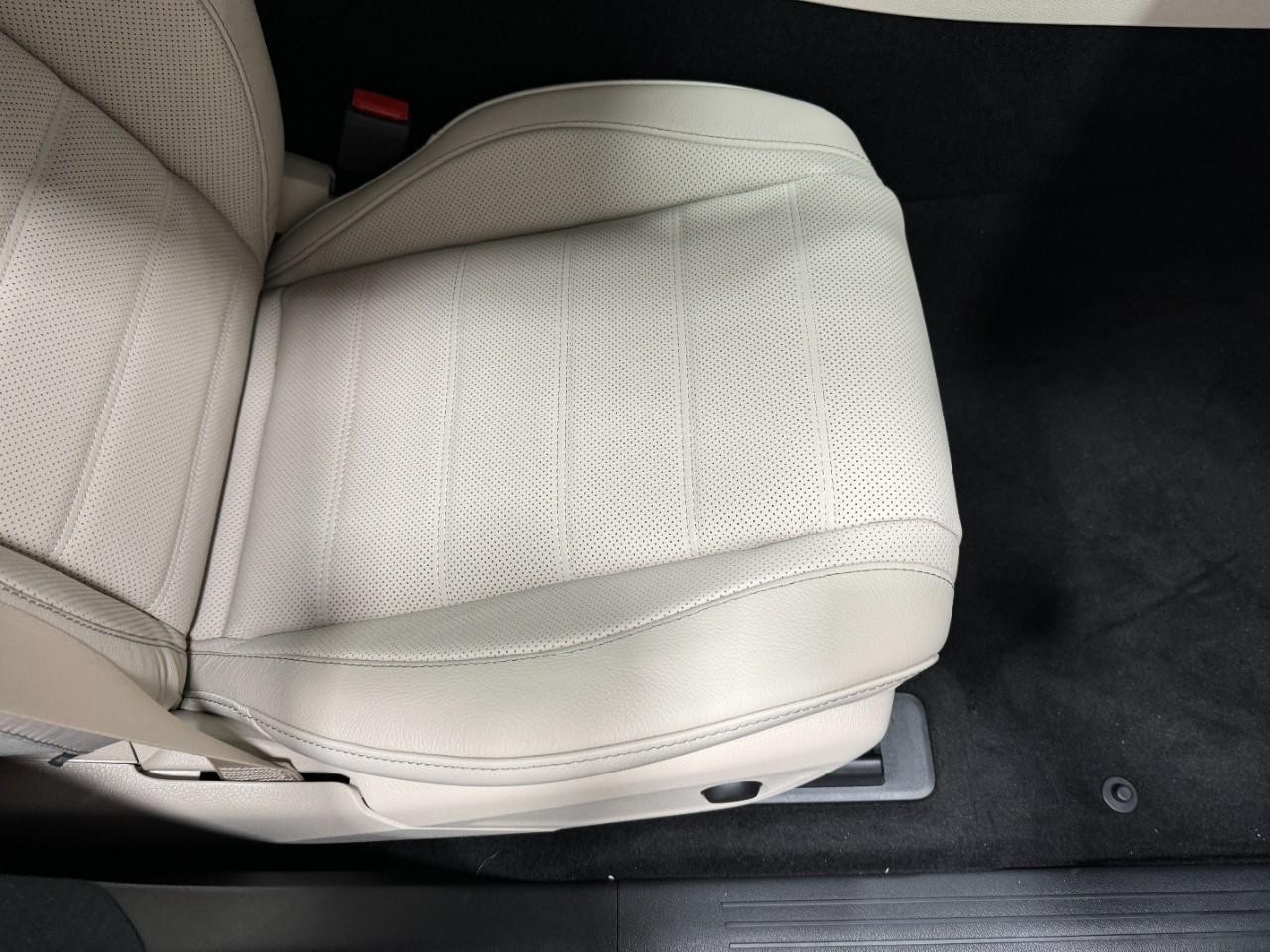 Mercedes-Benz GLE Vehicle Full-screen Gallery Image 19