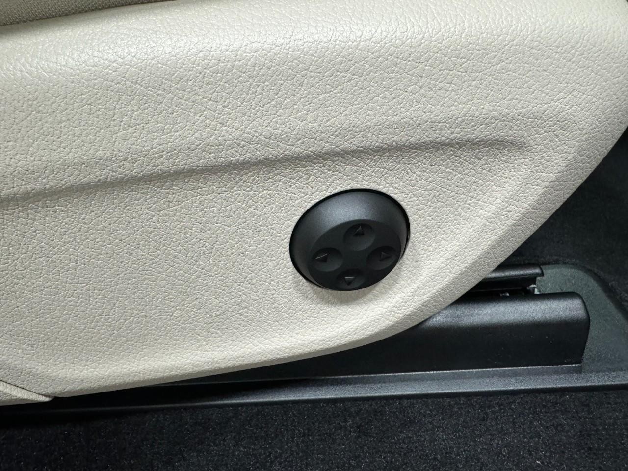 Mercedes-Benz GLE Vehicle Full-screen Gallery Image 20