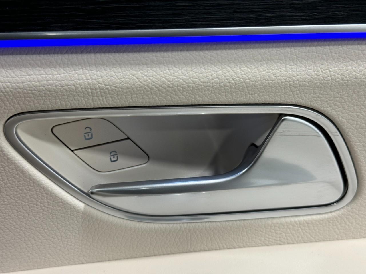 Mercedes-Benz GLE Vehicle Full-screen Gallery Image 22