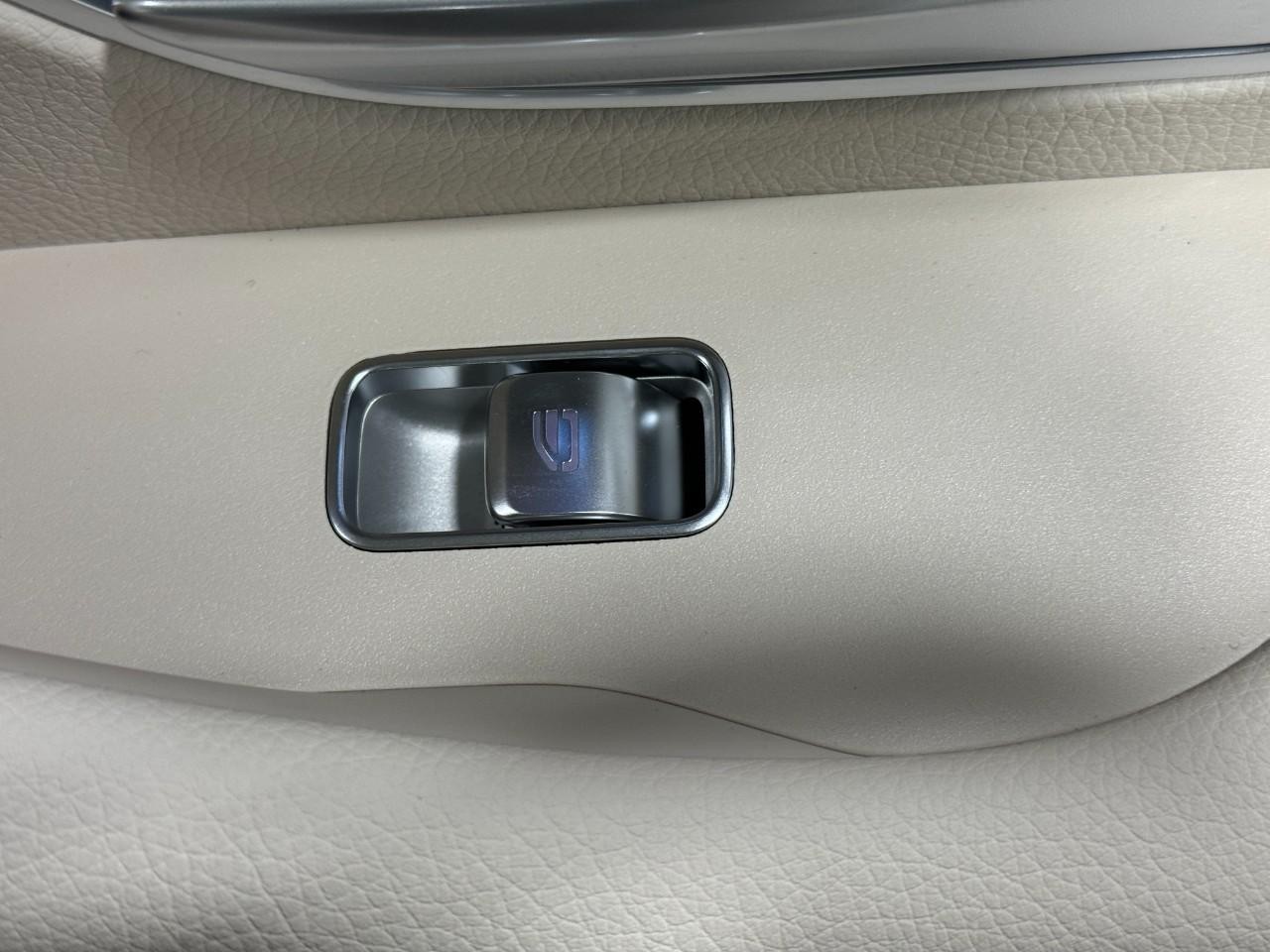 Mercedes-Benz GLE Vehicle Full-screen Gallery Image 23