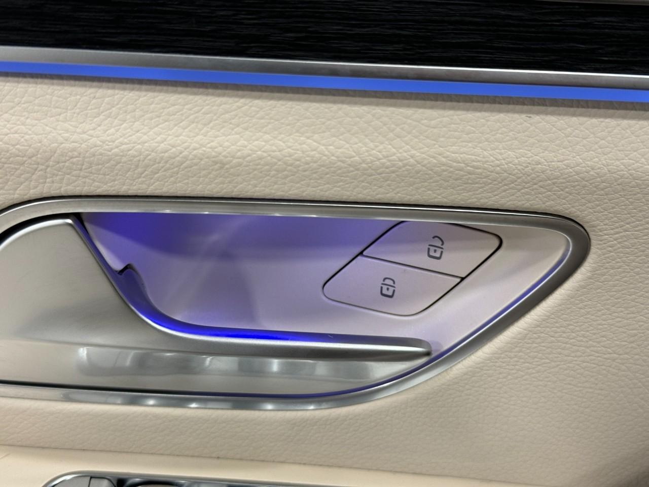 Mercedes-Benz GLE Vehicle Full-screen Gallery Image 26