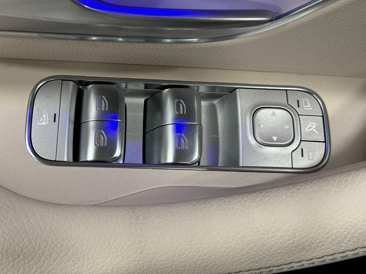 Mercedes-Benz GLE Vehicle Full-screen Gallery Image 27