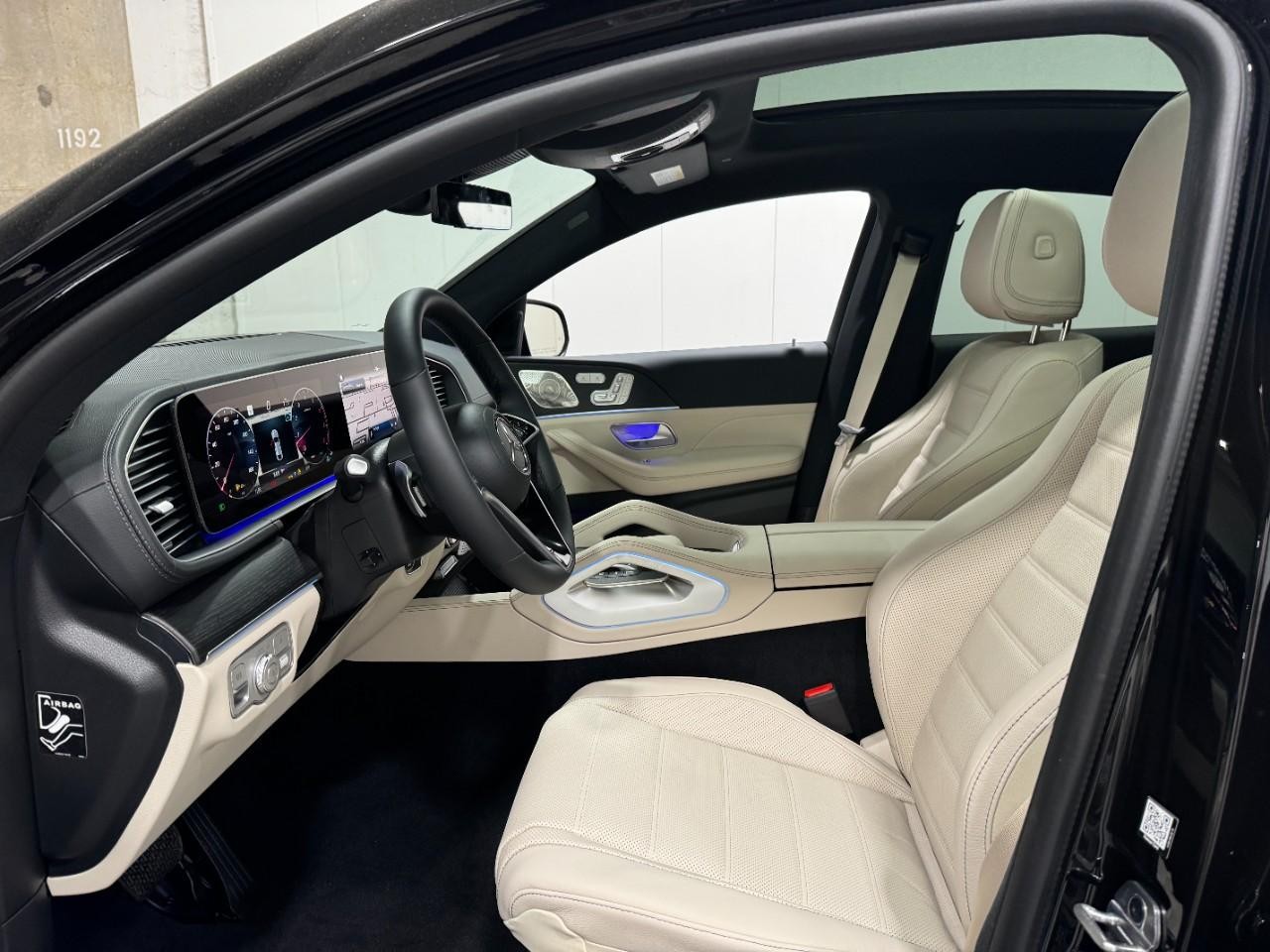 Mercedes-Benz GLE Vehicle Full-screen Gallery Image 29