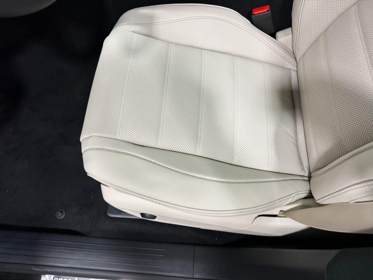 Mercedes-Benz GLE Vehicle Full-screen Gallery Image 30