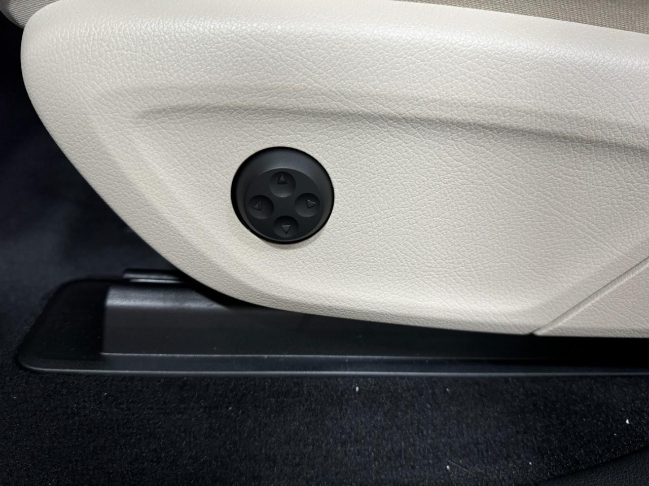 Mercedes-Benz GLE Vehicle Full-screen Gallery Image 31