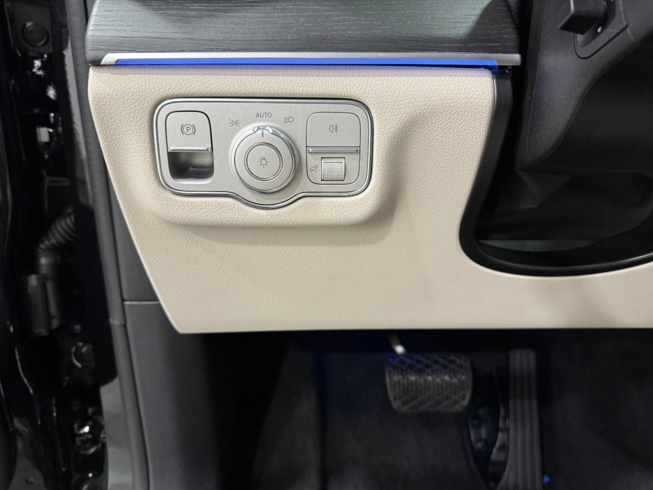 Mercedes-Benz GLE Vehicle Full-screen Gallery Image 32