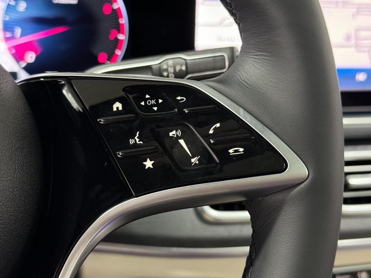 Mercedes-Benz GLE Vehicle Full-screen Gallery Image 34