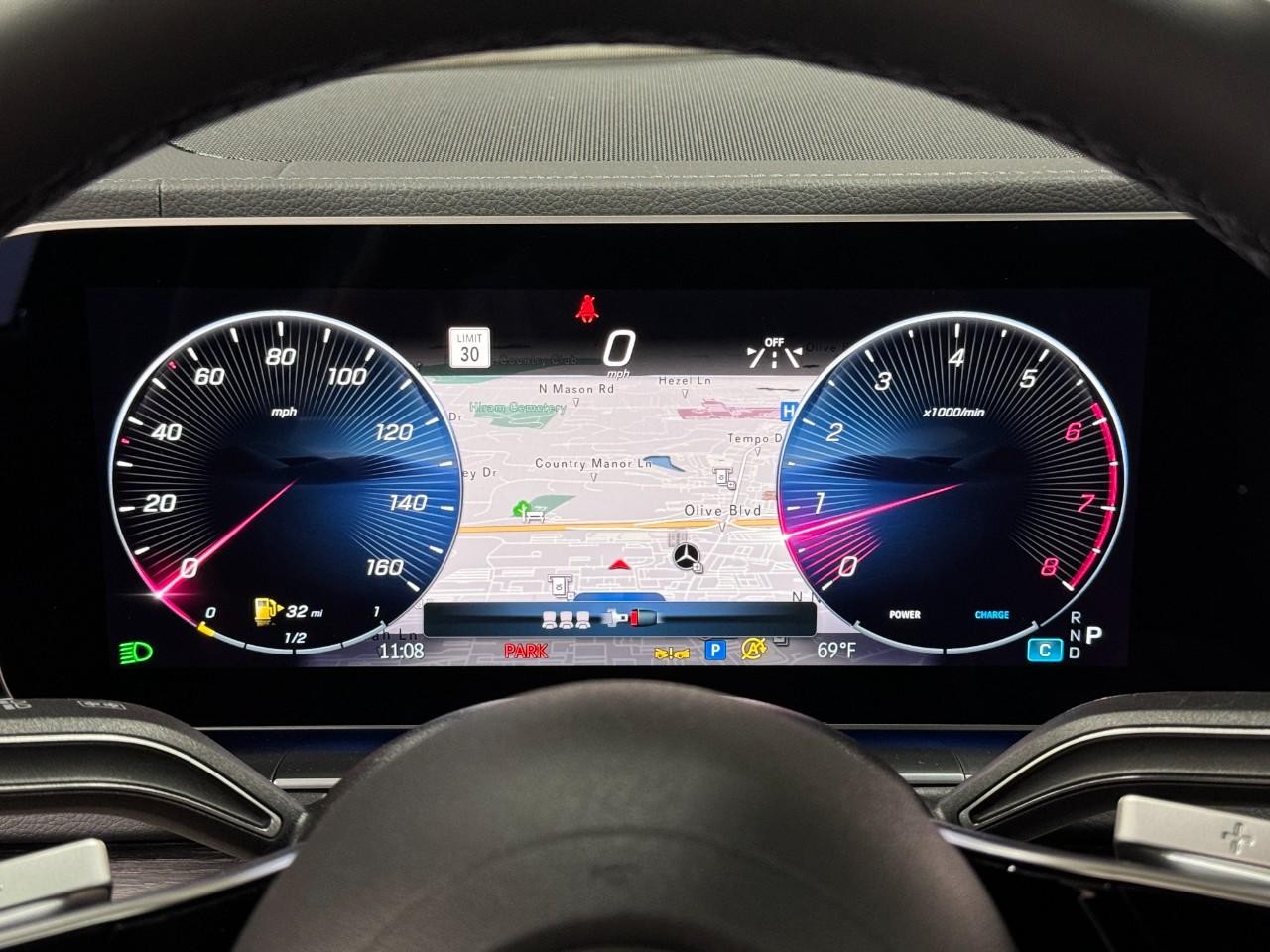 Mercedes-Benz GLE Vehicle Full-screen Gallery Image 35