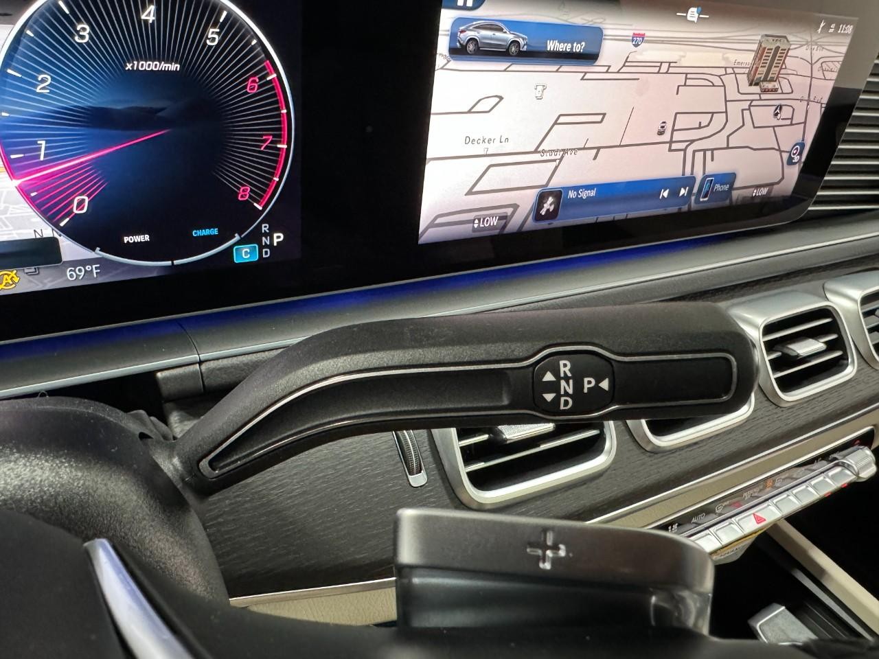 Mercedes-Benz GLE Vehicle Full-screen Gallery Image 36